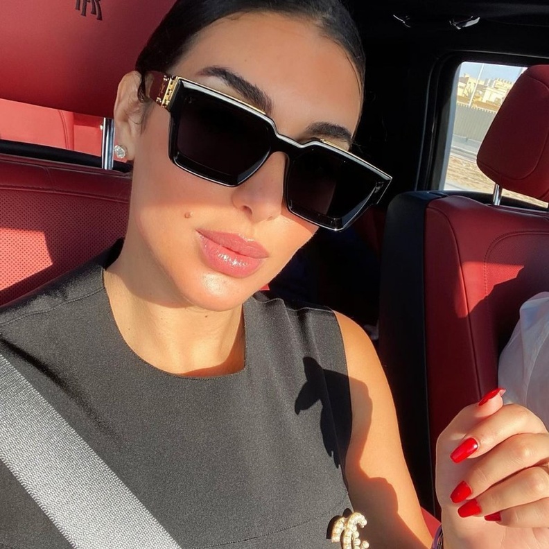  اطلالات ياسمين صبري بالنظارات الشبابية السوداء والذهبية