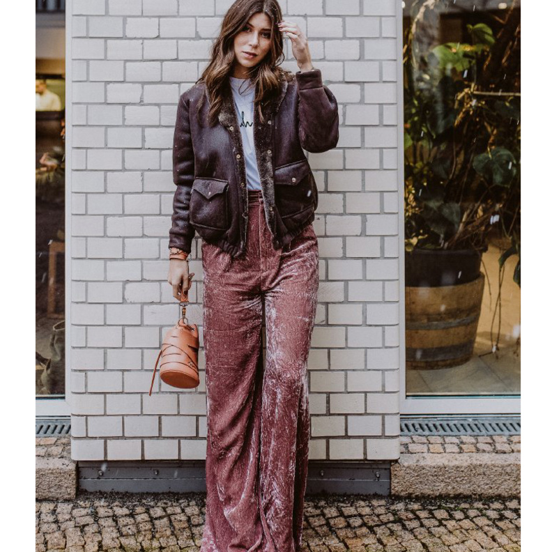 اطلالات شبابية عملية في البنطلون المخمل موضة هذا الموسم