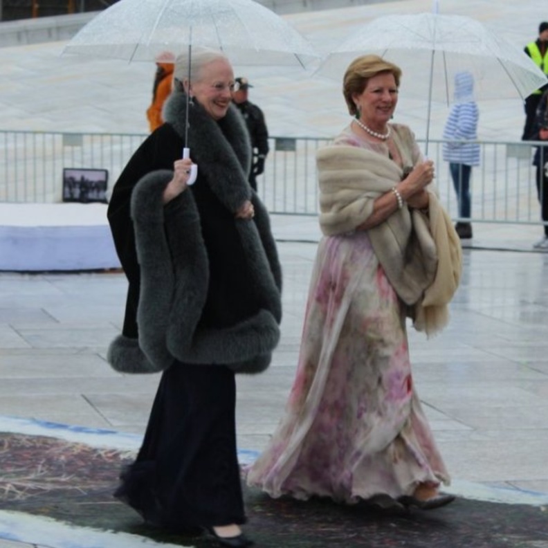 تحية الملكة رقميا عبر موقع العائلة المالكة