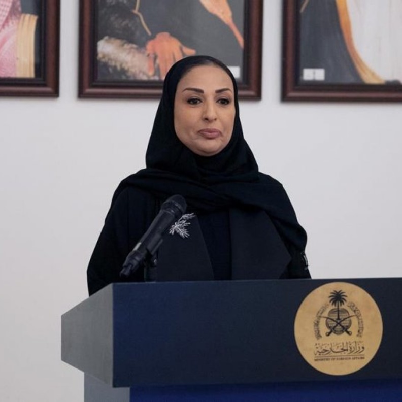 آمال المعلمي ثاني سفيرة في تاريخ السعودية تؤدي القسم أمام الملك سلمان