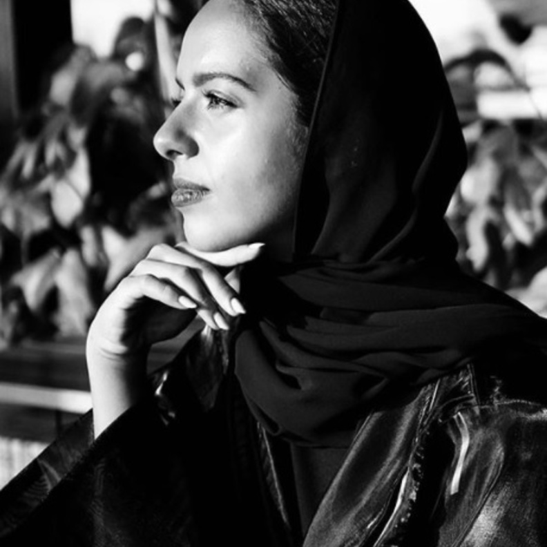 مصممة المنسوجات الإماراتية حصة السويدي