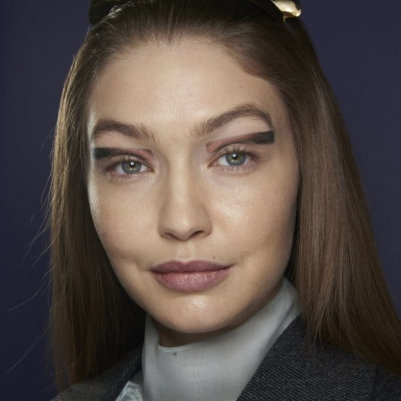  مكياج عيون ذهبي بخطوط هندسية ومربعة من Prada