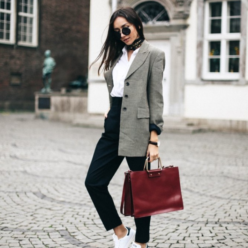 أناقة البليزر الرمادي مع القميص والسروال الأبيض والحذاء الرياضي الكلاسيكي باللون الأبيض ولمسة مميزة بوشاح الرقبة