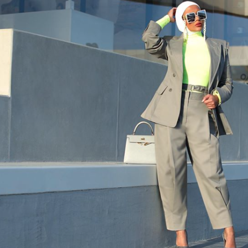 اطلالة عصرية نسّقت فيها مرمر البدلة باللون الأخضر الفاتح مع نوب فوسفوري شبابي بأسلوب أنيق مع الحقيبة الجلدية الفاخرة باللون الأبيض