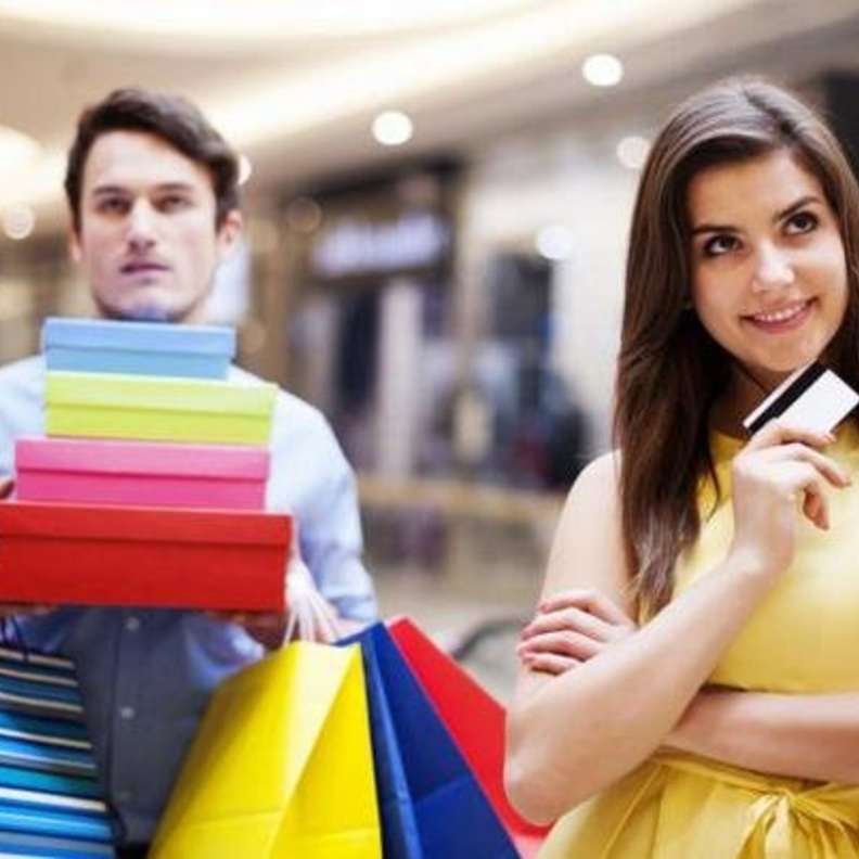 كيف يتعامل الزوج مع الزوجة المدمنة على التسوق