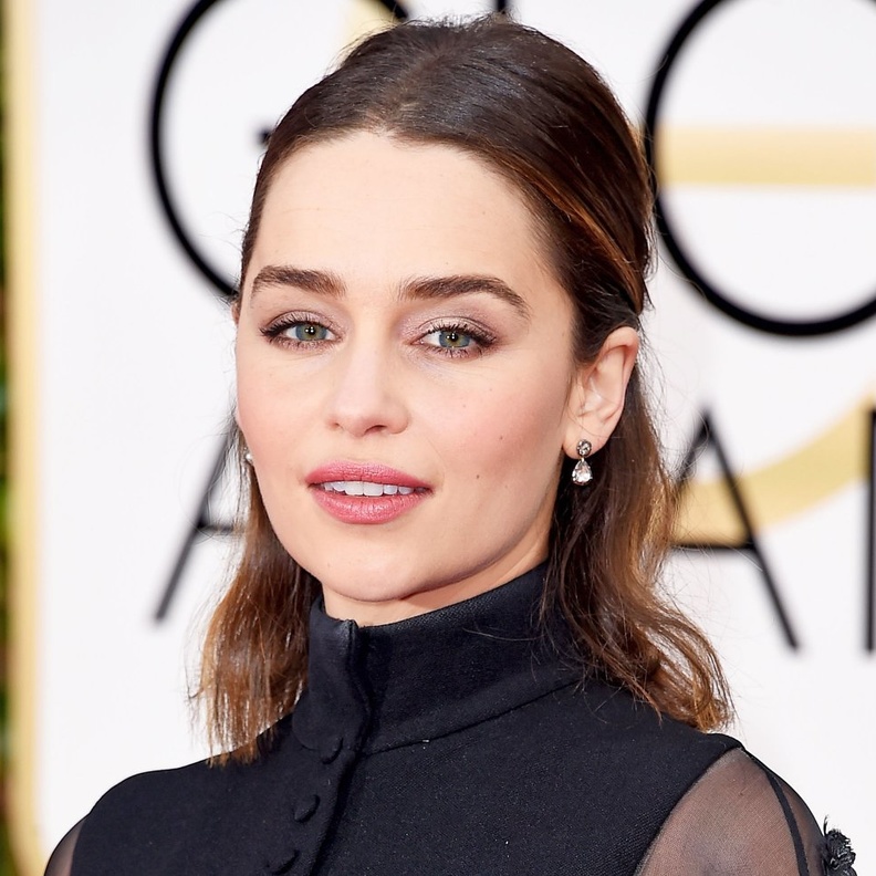 أبرز إطلالات إميليا كلارك الجمالية