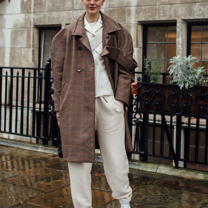 صيحات البناطيل الرياضية البيضاء مستوحاة من أسلوب الستريت ستايل