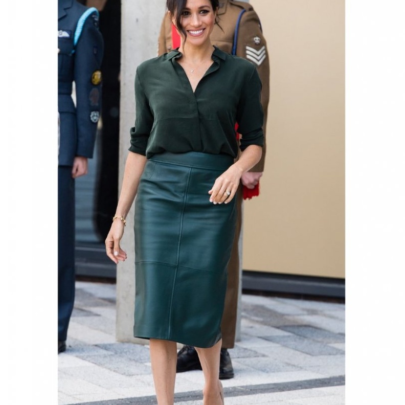 أنيقة بالتنورة الجلد الميدي