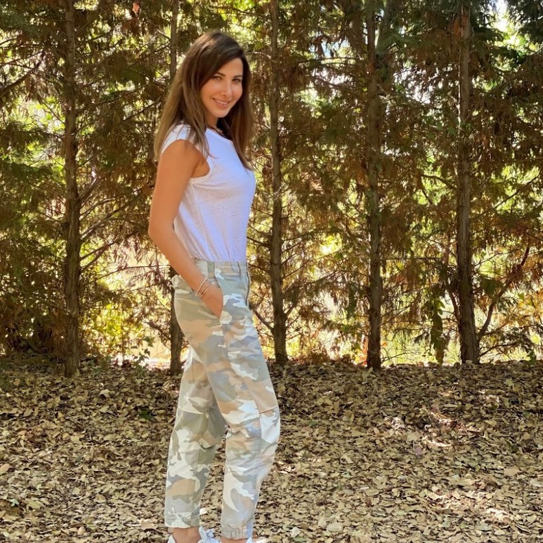  طرق تنسيق السراويل العسكرية بأسلوب آخر إطلالة لنانسي عجرم