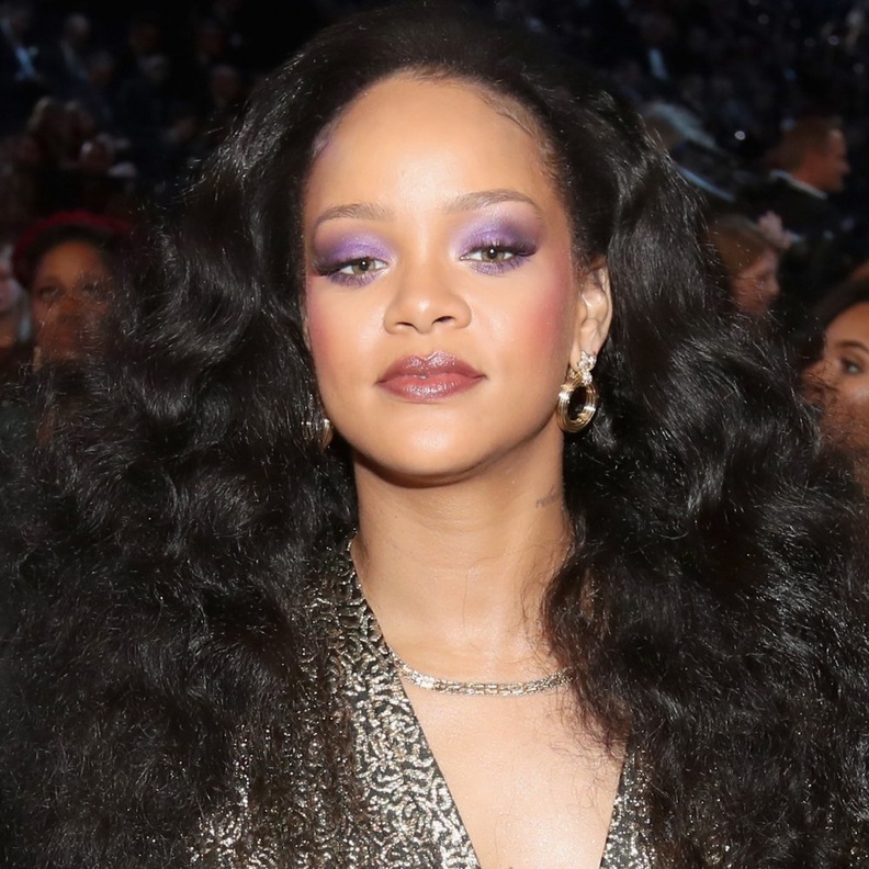 رسمات مكياج باللون البنفسجي السموكي من اطلالات Rihanna