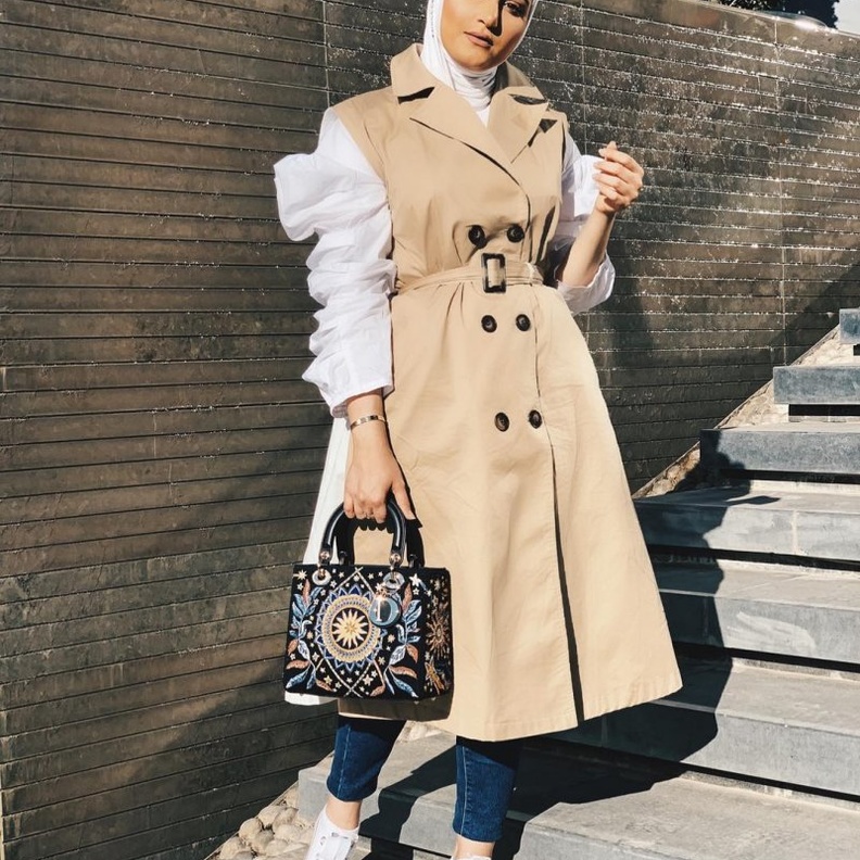 طرق تنسيق معطف الترنش البيج مع الحجاب من وحي دلال الدوب