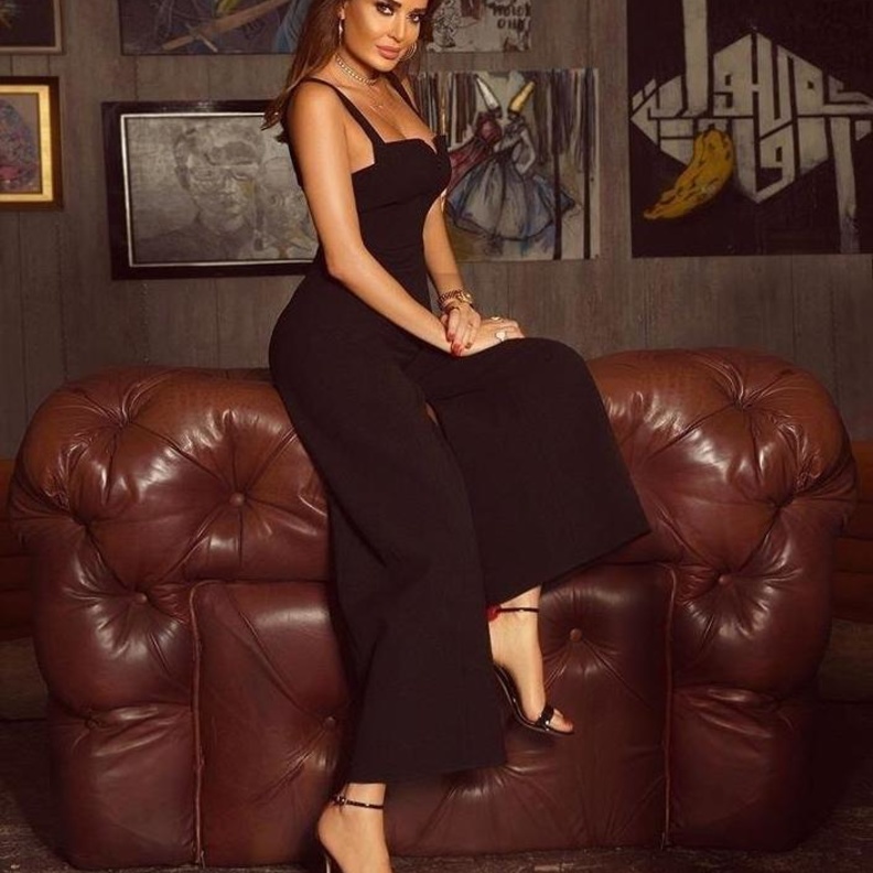 لوك عصري في جمبسوت باللون الأسود نسقته سيرين عبد النور