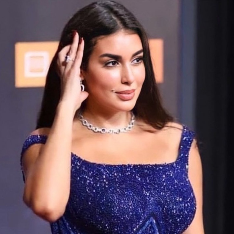 ياسمين صبري تحدثت في مهرجان الجونة عن زوجها وسيارتها وفستانها الازرق