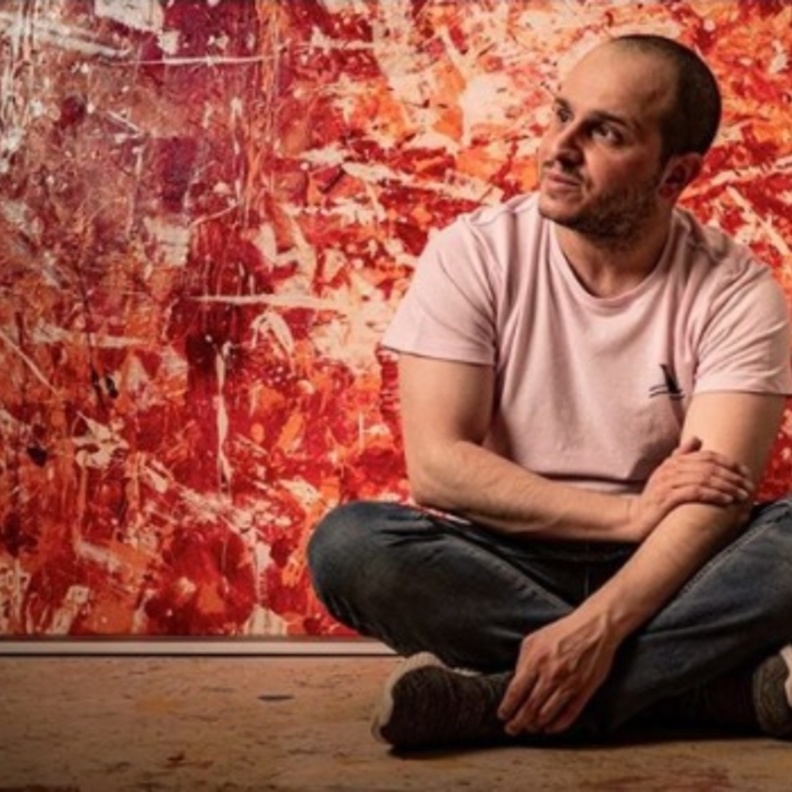 بدأ طلال الزيد الرسم منذ الصغر، ويستلهم أعماله من البورتريهات