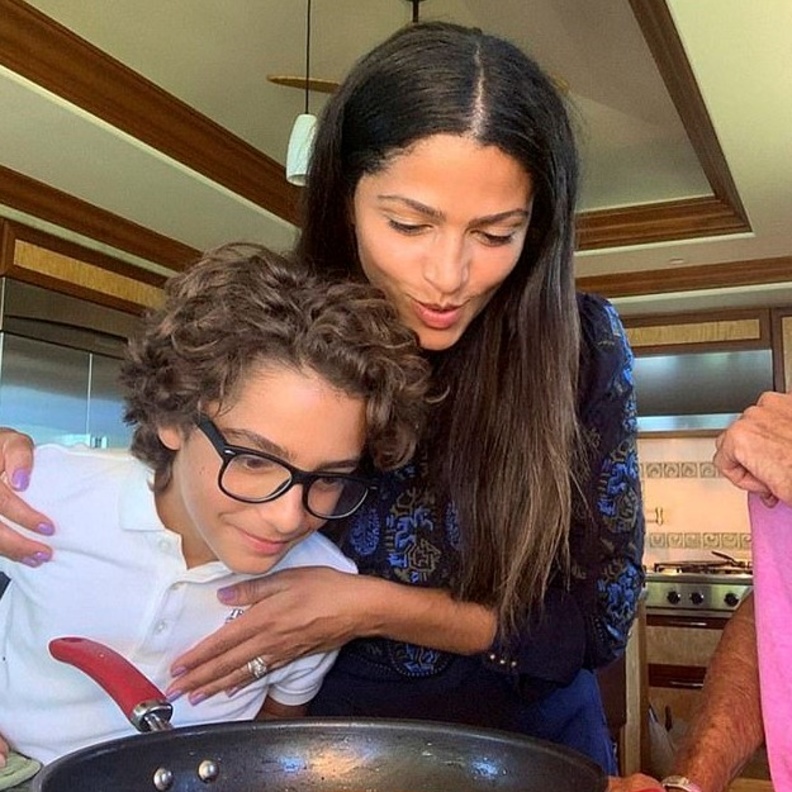 كاميلا الفيس وابنها ليفي ماثيو ماكونهي