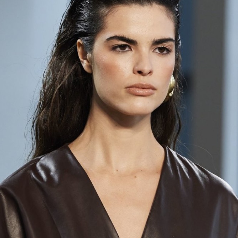 تسريحات للشعر الأسود الطويل والمبلل من دار Alejandra Alonso Rojas