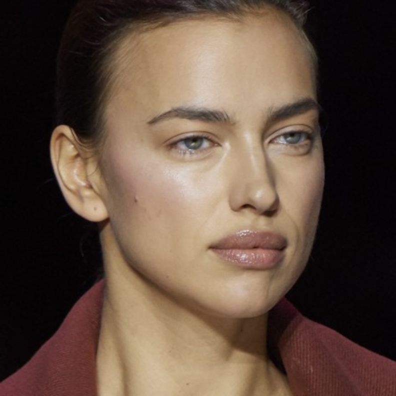 خطوات وضع أحمر شفاه لامع بأسلوب  boss