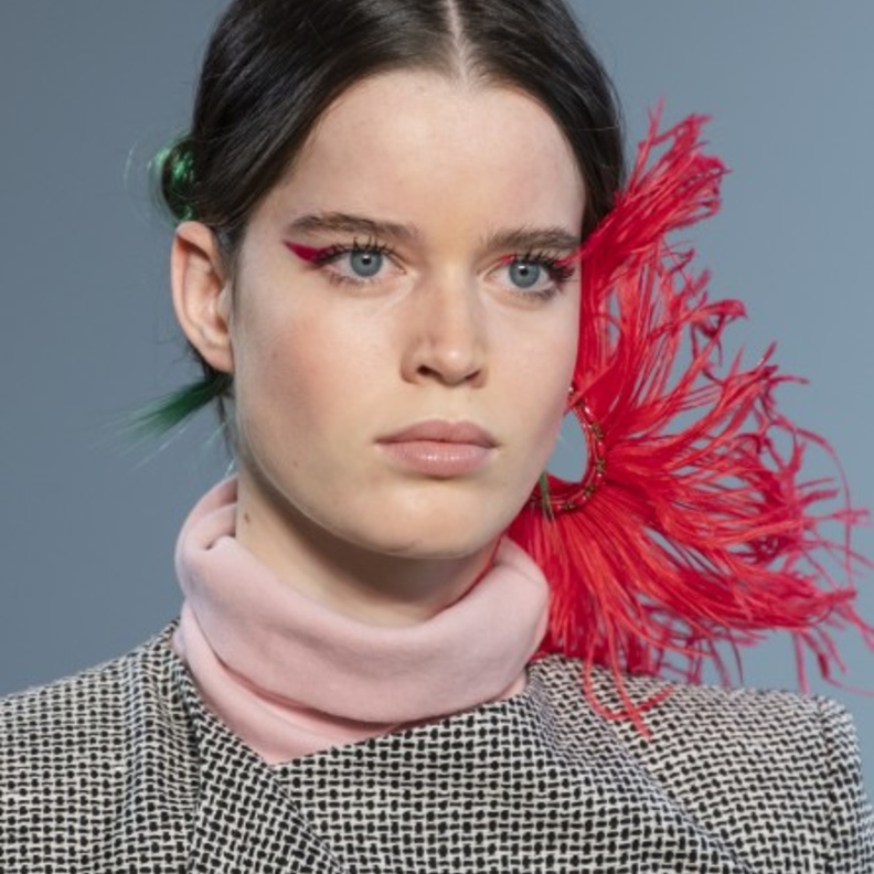 رسمات عيون باللون الوردي في شهر التوعية بسرطان الثدي بأسلوب Bibhu Mohapatra