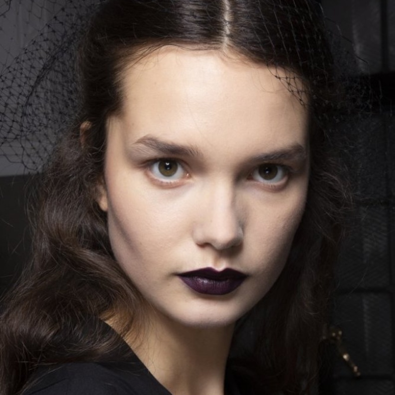 طرق وضع احمر الشفاه الداكن المات بتدرجات بنفسجية داكنة من دار Rodarte