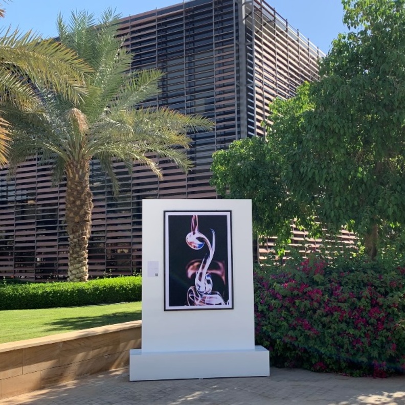 يحتوي المعرض على ثمانية أعمال فنية