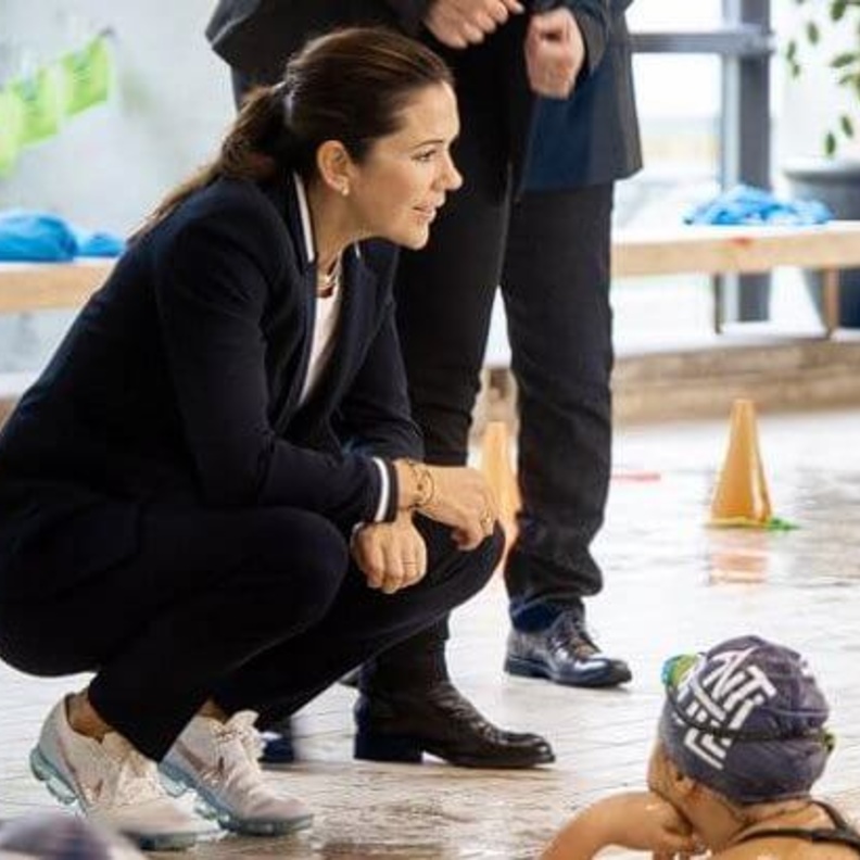 الأميرة ماري تزور نادي للسباحة للاطلاع على مبادرة لمكافحة التنمر