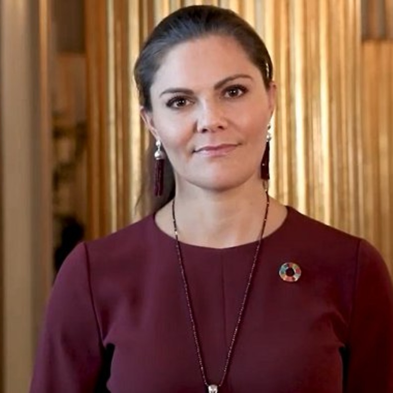 ظهرت الأميرة فيكتوريا في رسالة الفيديو بإطلالة عمل أنيقة باللون الأحمر