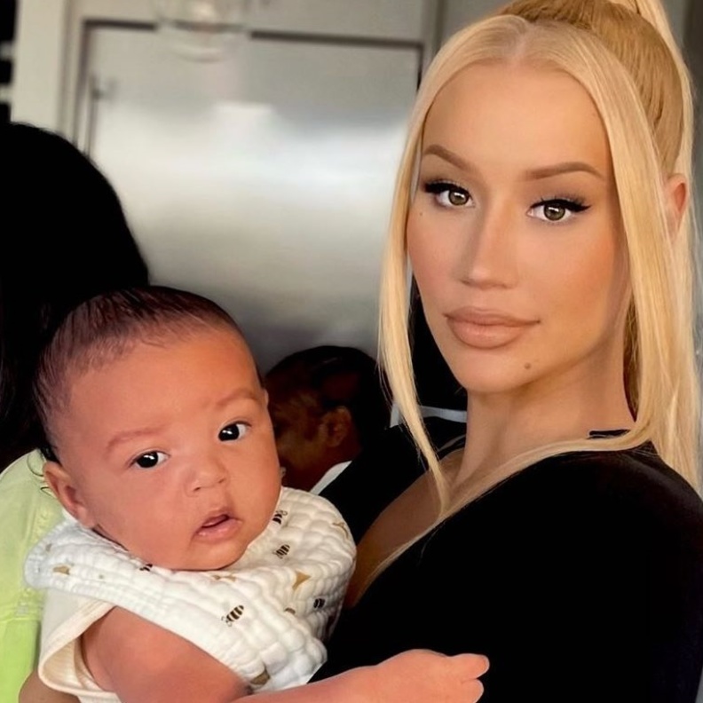 إيغي أزاليا وطفلها