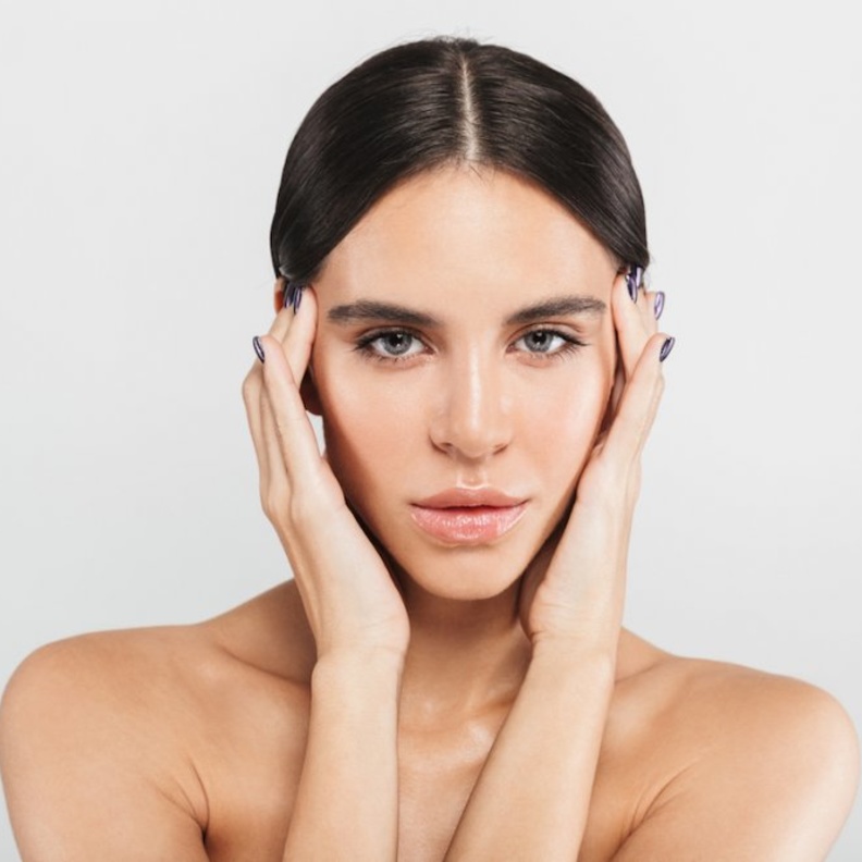 حيل بسيطة بالماكياج تمنحك مظهر العيون المرفوعة