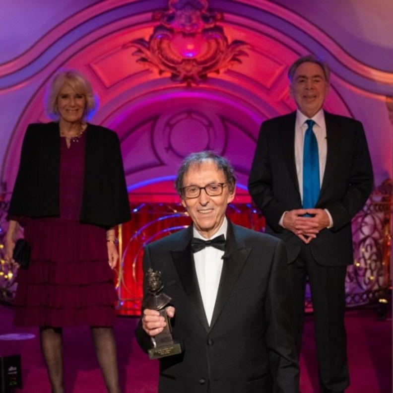 دوقة كورنوال تقدم جائزة أوليفييه الاستثنائية للشاعر دون بلاك