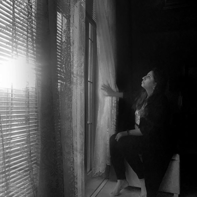 فاطمة البدور.. موهبة إماراتية مبدعة في مجال الفن