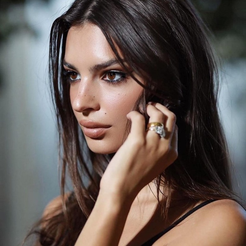 لاحظنا في إطلالات إميلي راتاجكوسكي الجمالية أنها تحب إظهار النمش