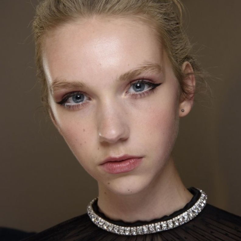 طرق رسم الايلاينر المجنح بأسلوب Richard Quinn