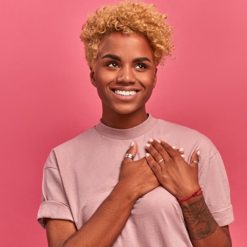 اهمية التوعية من سرطان الثدي عند الفتيات