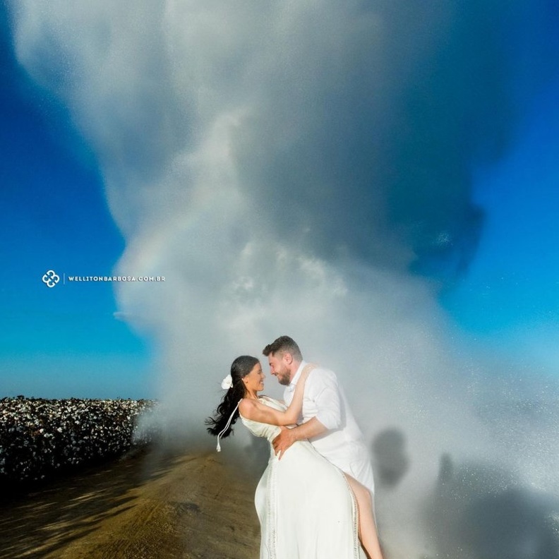  العروسين و المياه تنهمر فوق رأسيهما