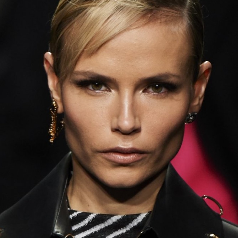 مكياج عيون قوي بدرجات برونزية من Versace