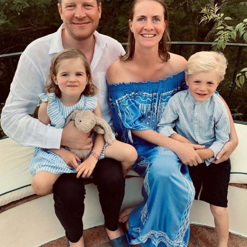 كلويه ديليفين مع صديقاتها