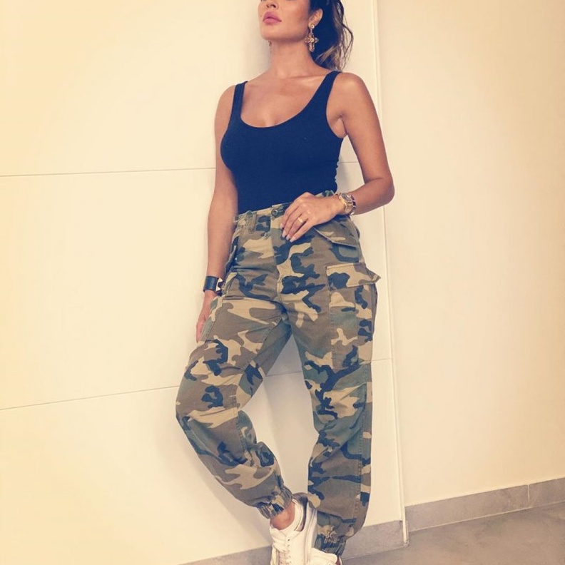  اطلالات عملية ومريحة مع البنطلون المرقط مستوحاة من نادين نجيم