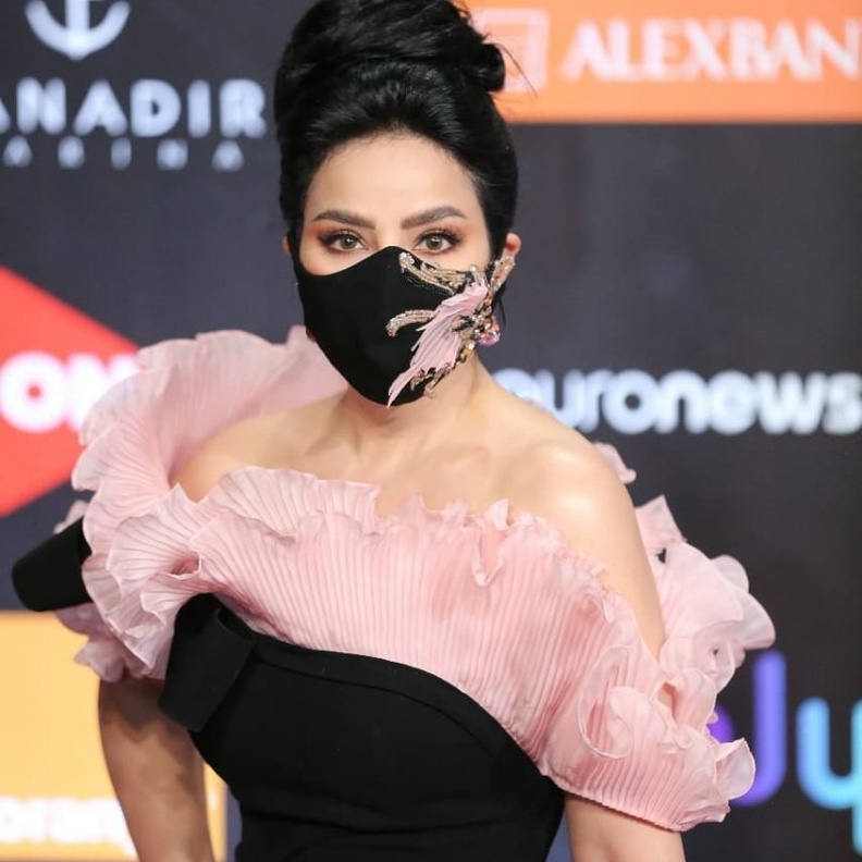  أطلت لجين بالكمامة المطرزة التي ناسبت فستانها الذي حمل توقيع المصمم شربل كرم