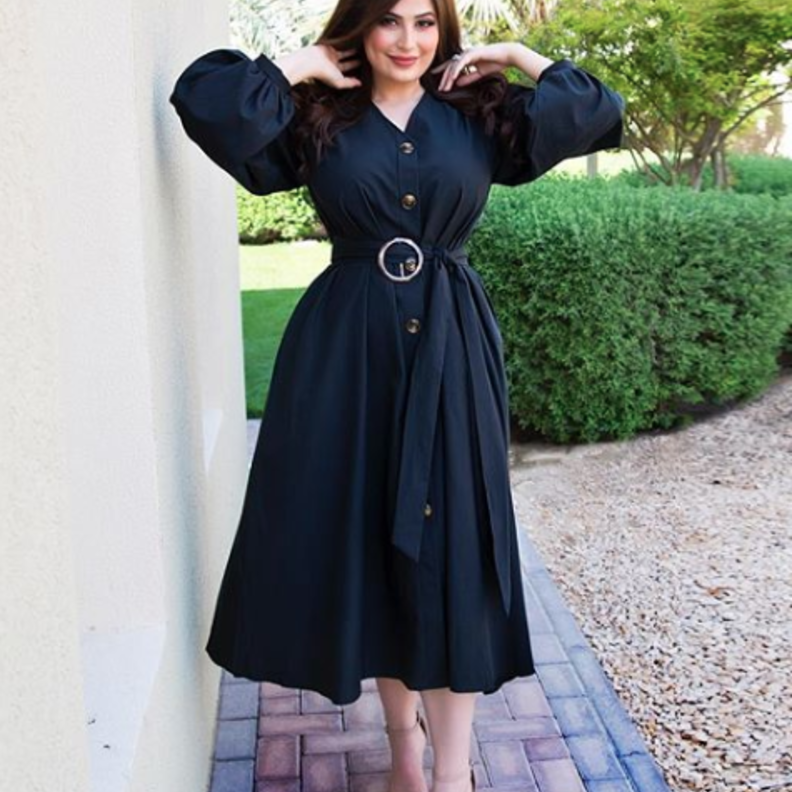 اطلالة أنيقة في فستان أسود اعتمدتها رؤى الصبان