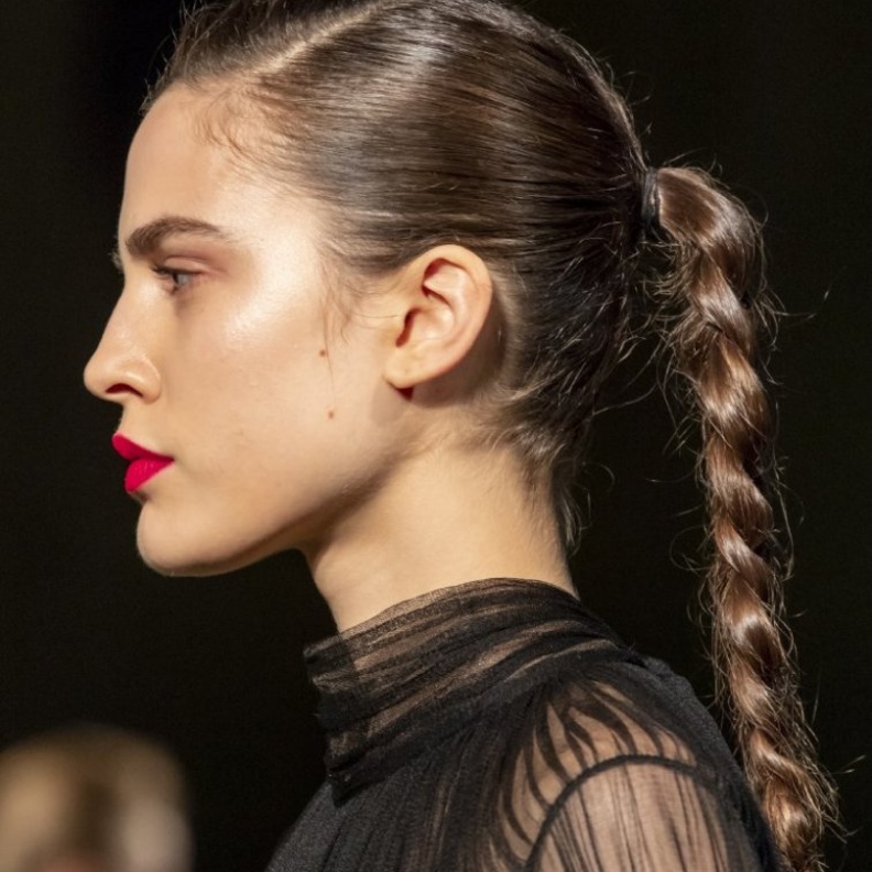  تسريحات شعر ذيل الحصان العالية مع الضفائر من Jason Wu