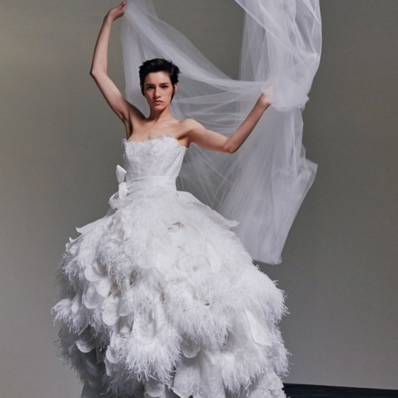 فساتين زفاف مزينة بالريش من vivienne westwood