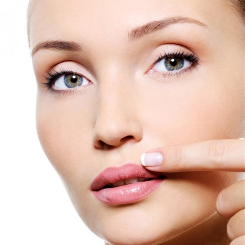 5 وصفات طبيعية لإزالة سواد الشفاه