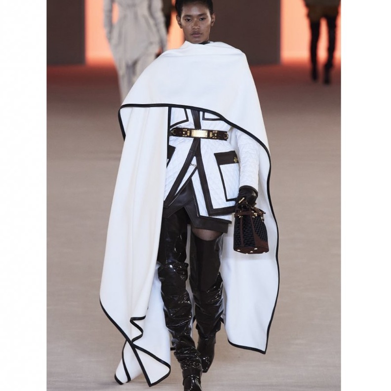 طرق ارتداء الوشاح الطويل بأسلوب الكاب من دار Balmain