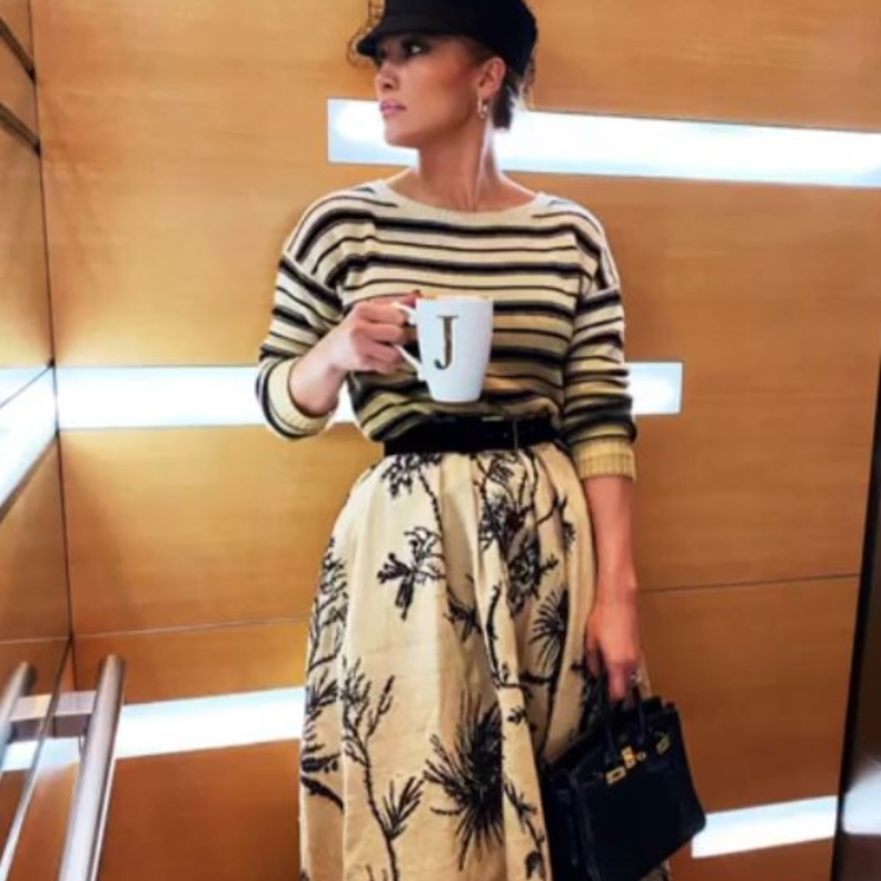 اطلالات جينيفر لوبيز نموذج لمزج النقشات