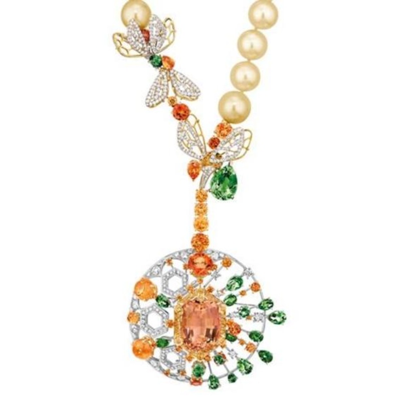 عقد من شوميه باحجار التسافوريت 