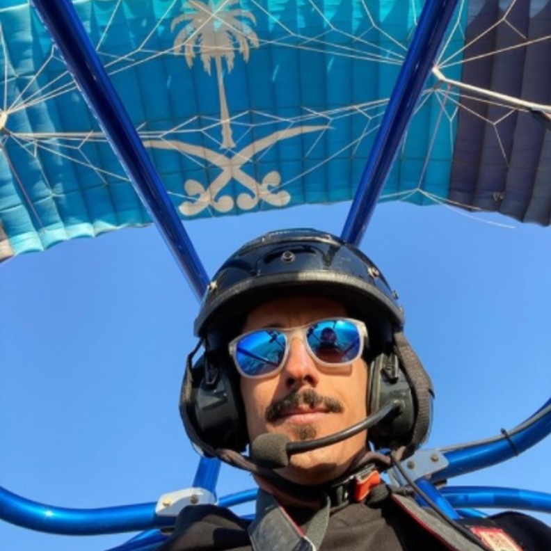 معاذ العوفي.. فنان ومستكشف سعودي موهوب يعشق المدينة المنورة