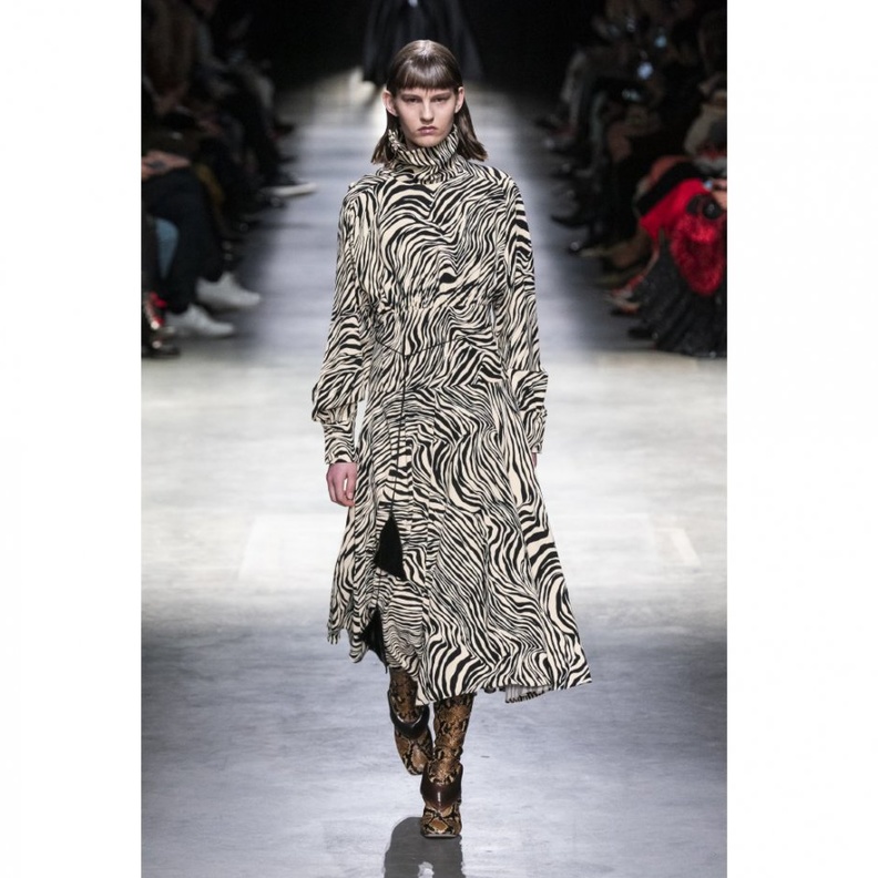 تنسيق الفساتين الواسعة بنقشات الزيبرا من دارChristopher Kane