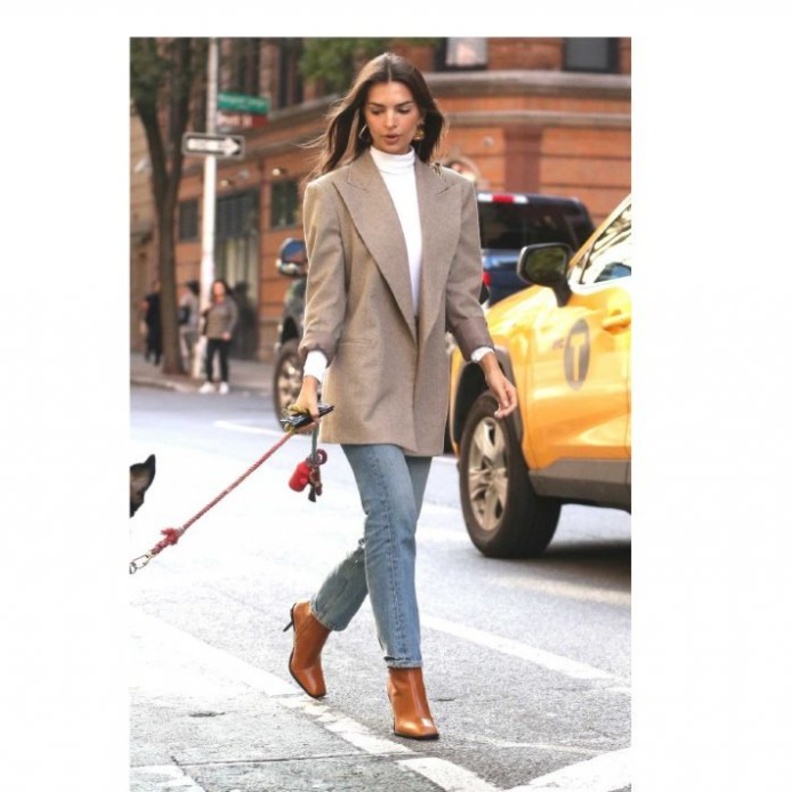 اطلالة خريفية ناعمة نسقتها ايملي راتاكاوسكي في الجينز والبليزر