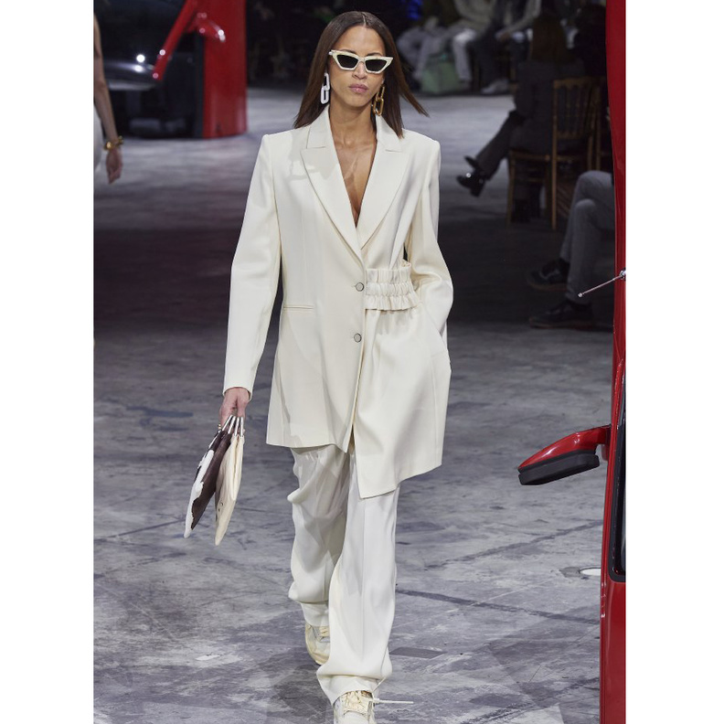  افكار ارتداء البدلات البيضاء الرسمية الواسعة من دار Off White