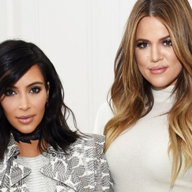 كيم كارداشيان وكلوي شقيقتها